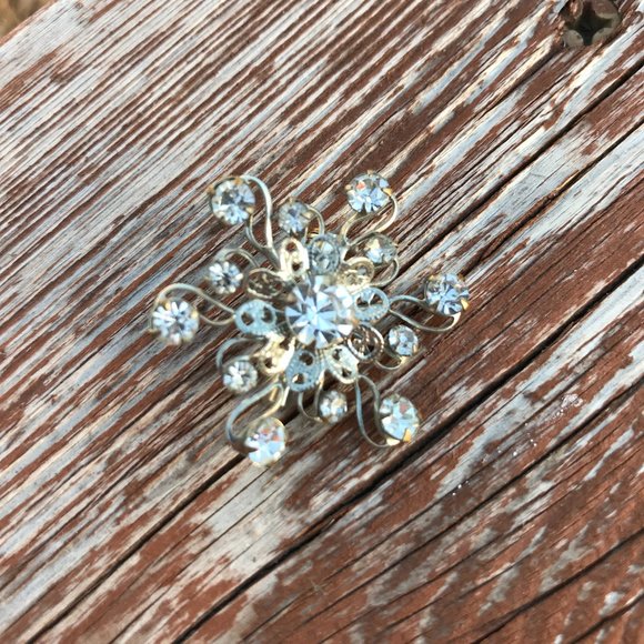 Vintage clear rhinestone snowflake star brooch pin - Picture 1 of 5